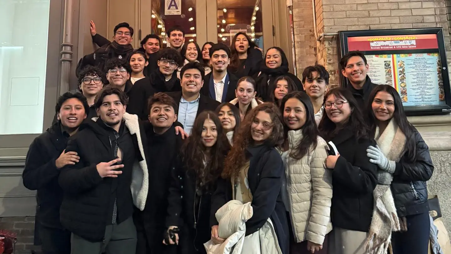 SHPE NJIT members out at a restaurant on a chapter trip